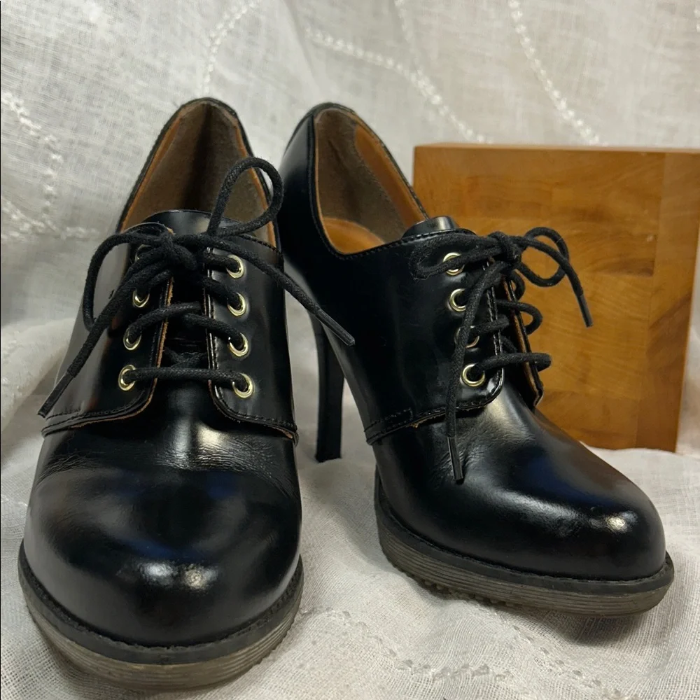 Dr Martens almost NEW leather lace up heels